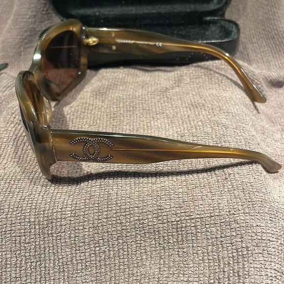 Gorgeous Chanel Sunglasses 🕶️ - Picture 4 of 12